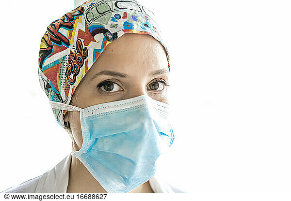 Junges medizinisches Fachpersonal mit Verfahrensmaske im Gesicht