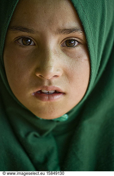 Junges muslimisches Mädchen trägt einen grünen Hidschab