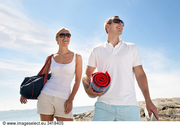 Junges Paar am Strand stehend