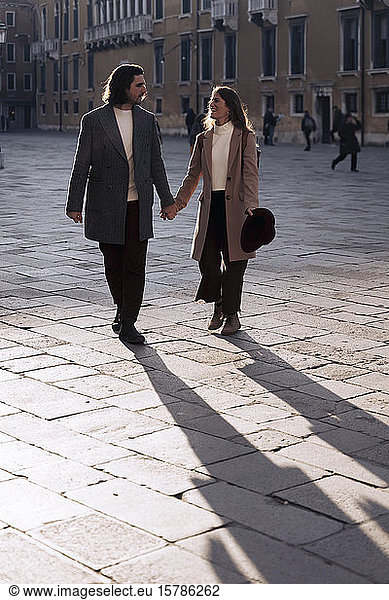 Junges Paar besucht die Stadt Venedig  Italien
