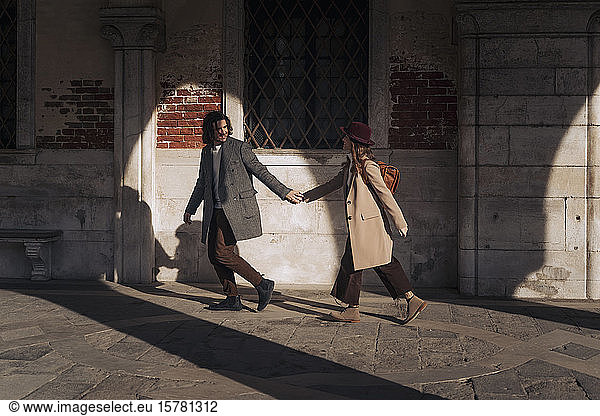 Junges Paar geht Hand in Hand in der Stadt Venedig  Italien