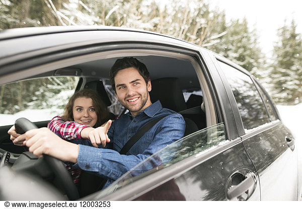 Junges Paar im Winter auf Roadtrip