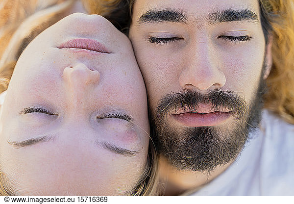 Junges Paar mit geschlossenen Augen  Kopf an Kopf  Nahaufnahme