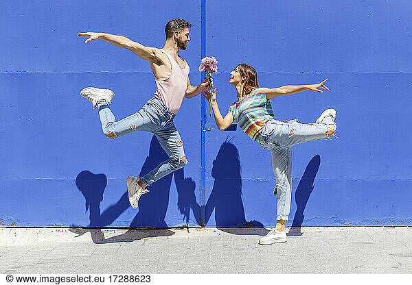 Junges Paar tanzt auf dem Fußweg