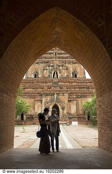Junges Paar unter einem Torbogen  Bagan  Birma