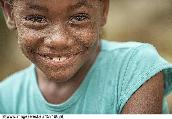 Junges schwarzes Mädchen lächelt