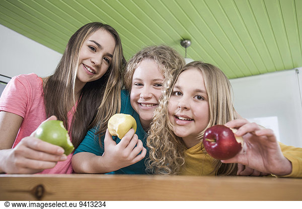 Küche Apfel Mädchen essen essend isst
