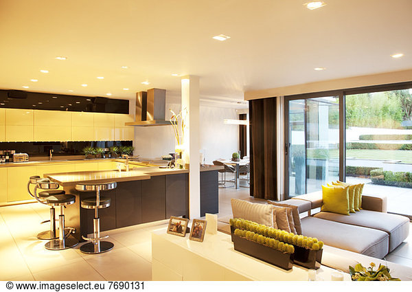 Küche und Wohnzimmer im modernen Zuhause