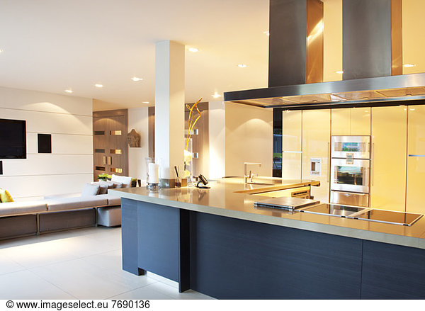 Küche und Wohnzimmer im modernen Zuhause