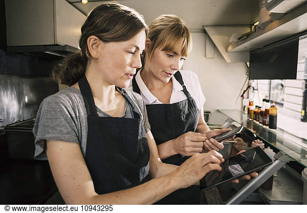 Küchenchefinnen mit Technik im Food-Truck