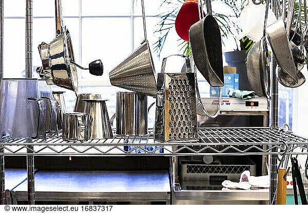 Küchengeschirr in einer Küche bei Strijp-S  Eindhoven  Niederlande  Europa.