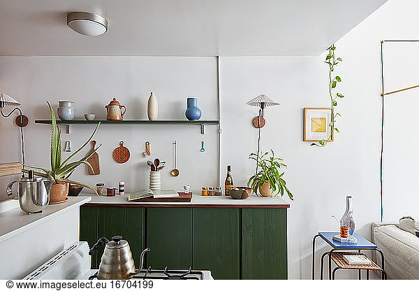Küchenvorratskammer im eklektischen Home-Office-Studio