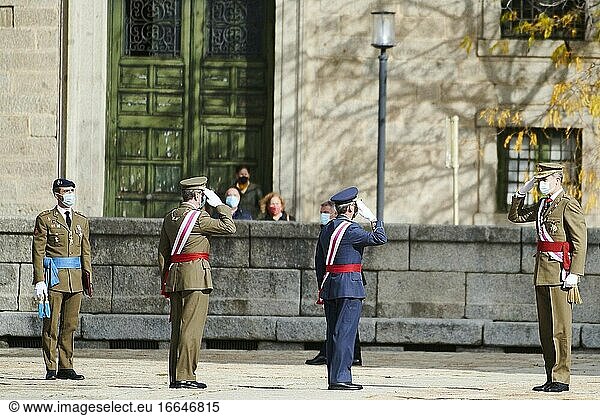 König Felipe VI. von Spanien nimmt an der Feier des Kapitels des königlichen und militärischen Ordens von San Hermenegildo im Königssitz von San Lorenzo de El Escorial am 27. Oktober 2020 in San Lorenzo de El Escorial  Spanien teil