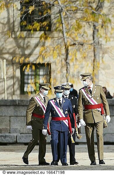 König Felipe VI. von Spanien nimmt an der Feier des Kapitels des königlichen und militärischen Ordens von San Hermenegildo im Königssitz von San Lorenzo de El Escorial am 27. Oktober 2020 in San Lorenzo de El Escorial  Spanien teil