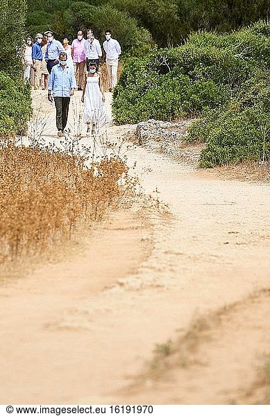 König Felipe VI. von Spanien und Königin Letizia von Spanien besichtigen die Naveta des Tudons  ältestes Gebäude Europas  Kulturgut und Beispiel für die talayotische Kultur Menorcas  das am 13. August 2020 in Ciudatella  Spanien  von der UNESCO zum Weltkulturerbe erklärt werden soll