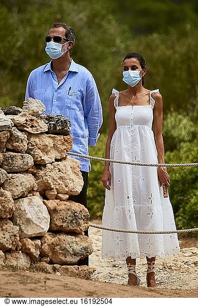 König Felipe VI. von Spanien und Königin Letizia von Spanien besichtigen die Naveta des Tudons  ältestes Gebäude Europas  Kulturgut und Beispiel für die talayotische Kultur Menorcas  das am 13. August 2020 in Ciudatella  Spanien  von der UNESCO zum Weltkulturerbe erklärt werden soll