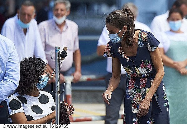 Königin Letizia von Spanien besucht am 29. Juli 2020 einen Fischereihafen in Santona  Spanien  im Rahmen einer königlichen Reise  die König Felipe und Königin Letizia durch mehrere spanische Autonome Gemeinschaften führen wird  um die wirtschaftlichen  sozialen und kulturellen Aktivitäten nach dem Ausbruch des Coronavirus zu unterstützen.