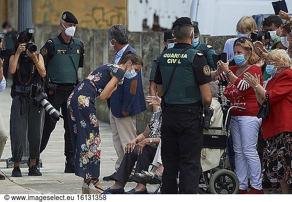 Königin Letizia von Spanien besucht am 29. Juli 2020 einen Fischereihafen in Santona  Spanien  im Rahmen einer königlichen Reise  die König Felipe und Königin Letizia durch mehrere spanische Autonome Gemeinschaften führen wird  um die wirtschaftlichen  sozialen und kulturellen Aktivitäten nach dem Ausbruch des Coronavirus zu unterstützen.