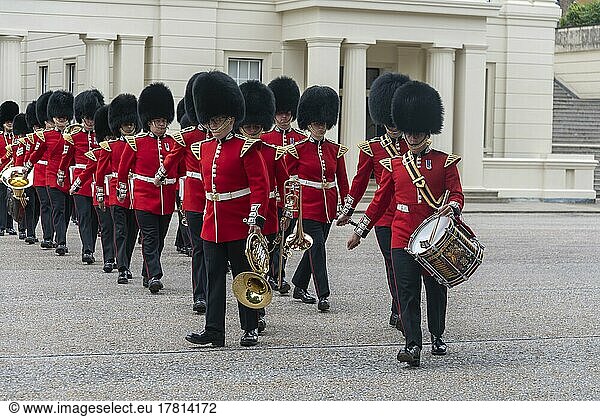 Königliche Garde mit Musikinstrumenten  Wellington Baracken  Vorbereitung auf Wachablösung im Buckingham Palast  London  England  Großbritannien  Europa