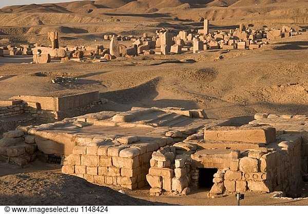 Königliche Gräber mit der Tempel gewidmet Amun im Hintergrund  Ruinen von Tanis. Ägypten