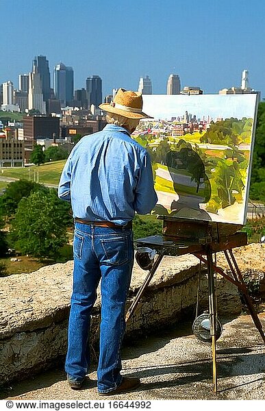 Künstler im Ruhestand  der als Hobby die Skyline von Kansas City  Missouri  malt.