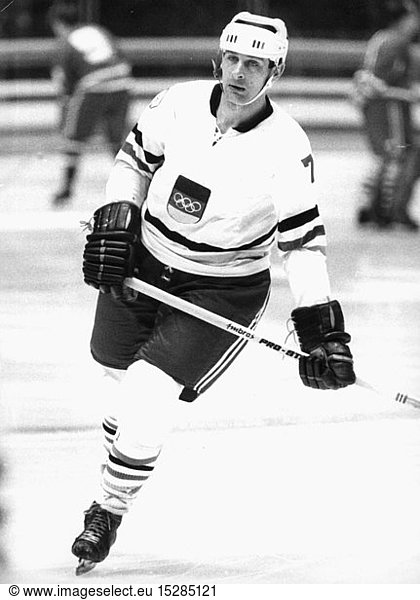 KÃ¶pf  Ernst (senior)  * 10.2.1940  deut. Eishockeyspieler  StÃ¼rmer bei Augsburg EV  als Nationalspieler bei der Weltmeisterschaft in Bukarest  Ganzfigur  25.2.1970  Spieler  Sportler  Nationalmannschaft  Deutschland  BRD  Eis  Eishockeyweltmeisterschaft  Eishockey-Weltmeisterschaft  RumÃ¤nien  1970er  70er  20. Jahrhundert  Menschen  Mann  mÃ¤nnlich