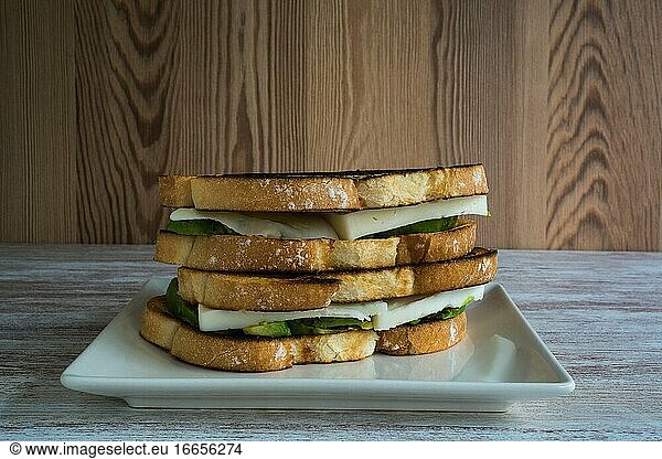 Käse-Avocado-Sandwich auf einem Tisch.