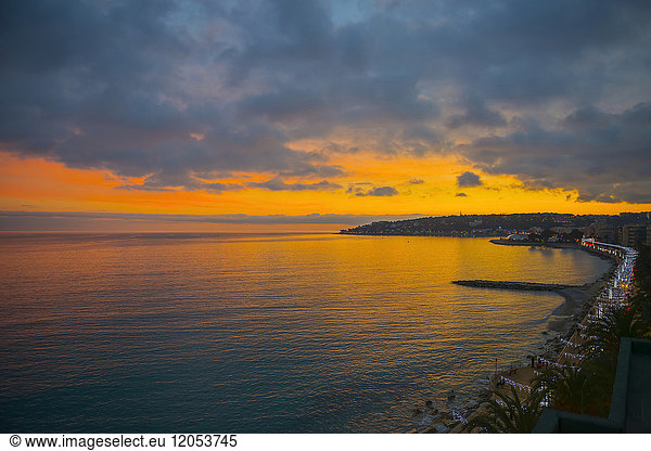Küste der Côte d'Azur entlang des Mittelmeers bei Sonnenuntergang; Menton  Côte d'Azur  Frankreich