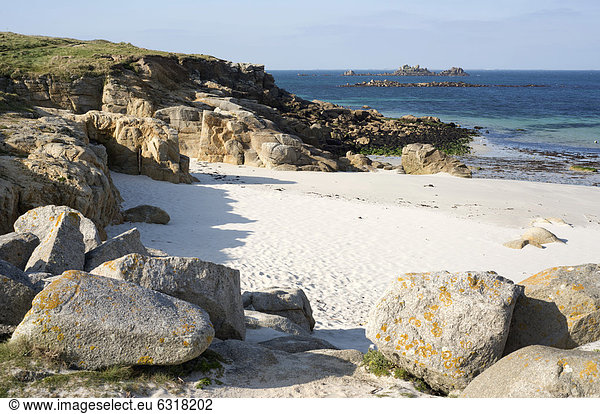 Küste mit Sandstrand und Felsen bei Plouarzel,  DÈpartement FinistËre,  Bretagne,  Frankreich,  Europa