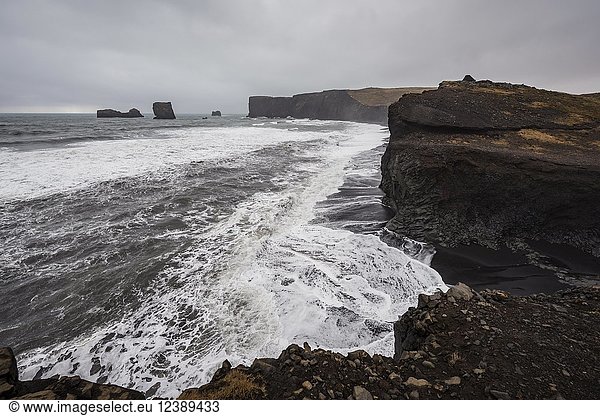 Küste  schlechtes Wetter  Reynisfjara Strand  Südisland  Island  Europa