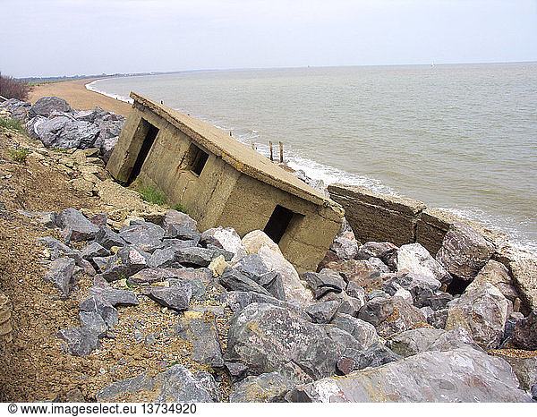Küstenerosion mit Einsturz eines Bunkers aus dem Zweiten Weltkrieg in East Lane  Bawdesy  Suffolk  England