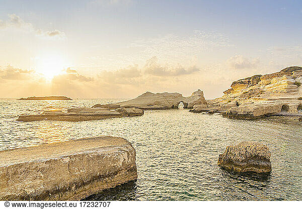 Küstenlandschaft am Meer bei Sonnenuntergang in Paphos  Zypern  Europa