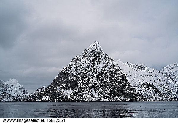 Küstenlandschaft mit Gebirge  Lofoten  Norwegen