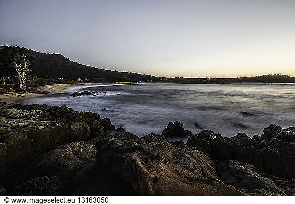 Küstenlinie bei Sonnenaufgang Gebiet Monterey Bay Kalifornien USA