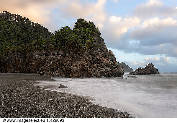 Küstenlinie  Punakaiki bei Sonnenuntergang  Paparoa National Park  Westküste  Südinsel  Neuseeland  Pazifik