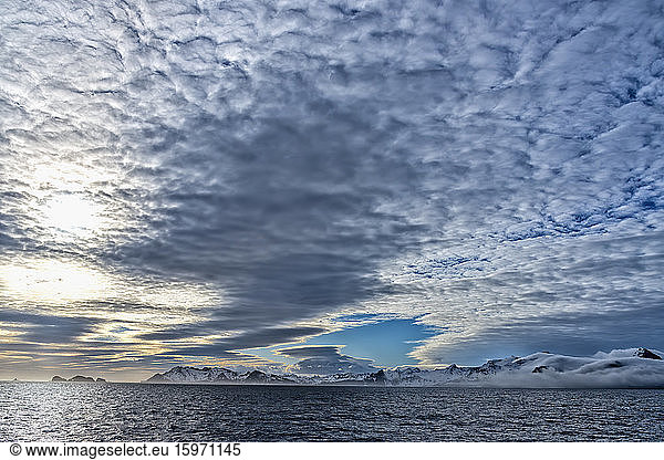 Küstenlinie und Wolken  Rechte Walfischbucht  Südgeorgien  Antarktis  Polargebiete