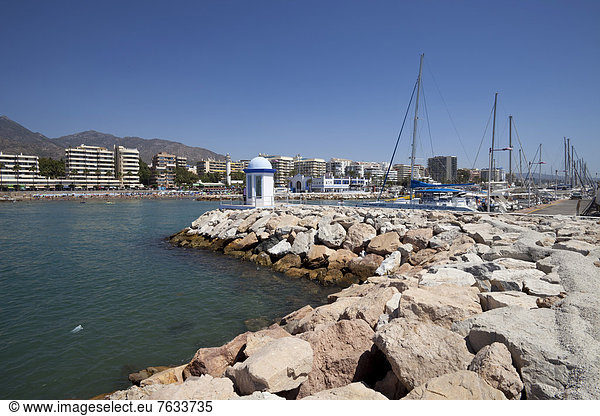 Küstenpanorama mit Marina  Marbella  Costa del Sol  Andalusien  Spanien  Europa  ÖffentlicherGrund