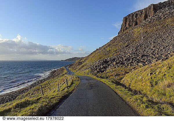 Küstenstraße in typisch schottischer Landschaft  Isle of Skye  Schottland  Großbritannien  Europa
