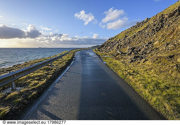 Küstenstraße in typisch schottischer Landschaft  Isle of Skye  Schottland  Großbritannien  Europa