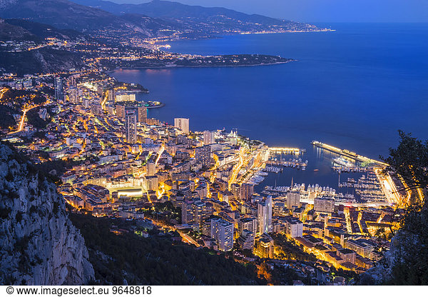 Küstenstrich mit der Stadt in der Abenddämmerung  Monaco  Europa
