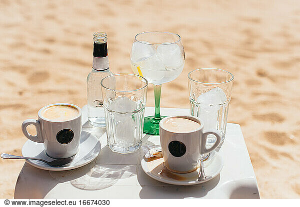 Kaffee und Cocktails am Strand keine Leute