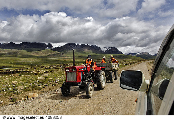 Kahle Berge  Zugmaschine  Fahrt von Dangxiong zum Nam-Tsho-See  Tibet