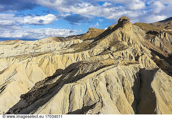 Kahle Kämme aus erodiertem Sandstein in der Wüste von Tabernas  der einzigen echten Wüste Europas. Ansicht aus der Luft. Drohnenaufnahme. Provinz Almeria  Andalusien  Spanien.