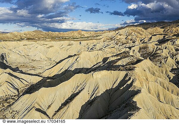 Kahle Kämme aus erodiertem Sandstein in der Wüste von Tabernas  der einzigen echten Wüste Europas. Ansicht aus der Luft. Drohnenaufnahme. Provinz Almeria  Andalusien  Spanien.