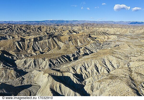 Kahle Kämme aus erodiertem Sandstein in der Wüste von Tabernas der einzigen echten Wüste Europas. Ansicht aus der Luft. Drohnenaufnahme. Provinz Almeria Andalusien Spanien.