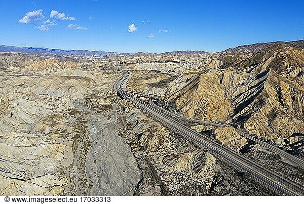 Kahle Kämme aus erodiertem Sandstein in der Wüste von Tabernas  der einzigen echten Wüste Europas. Sie wird von der Autobahn A92 durchquert. Ansicht aus der Luft. Drohnenaufnahme. Provinz Almeria  Andalusien  Spanien.