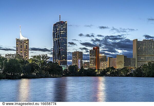 Kaiserwasser  UNO-City und die Skyline der Donau City in der Abenddämmerung  Wien  ?sterreich  Europa | UNO-City  Kaiserwassersee und die Skyline der Donau City in der Abenddämmerung  Wien  Österreich  Europa.