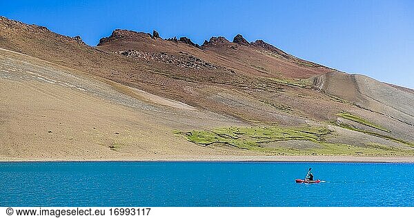 Kajakfahren auf einem hoch gelegenen See im Perito-Moreno-Nationalpark  Provinz Santa Cruz  argentinisches Patagonien  Argentinien