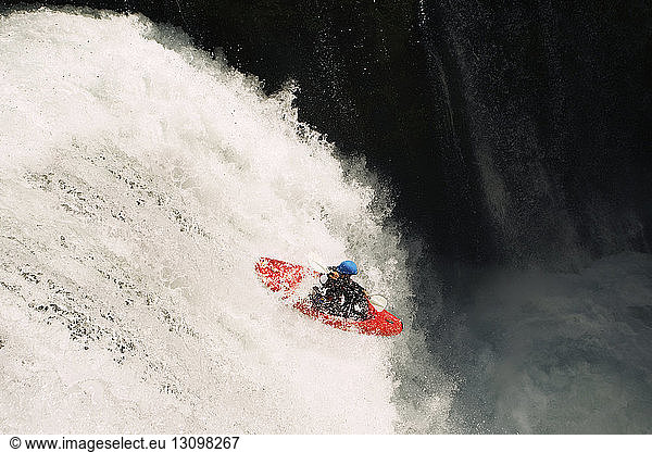 Kajakfahrer beim Abstieg vom Wasserfall