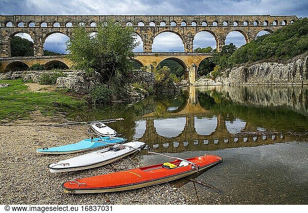 Kajaks in Pont du Gard  Region Languedoc-Roussillon  Frankreich  Unesco-Weltkulturerbe. Römisches Aquädukt überquert den Fluss Gardon in der Nähe von Vers-Pon-du-Gard Languedoc-Roussillon mit 2000 Jahre alt.